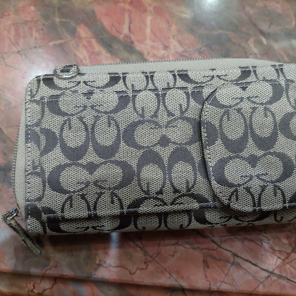 Wallet Preowned Excellent Condition - image 4